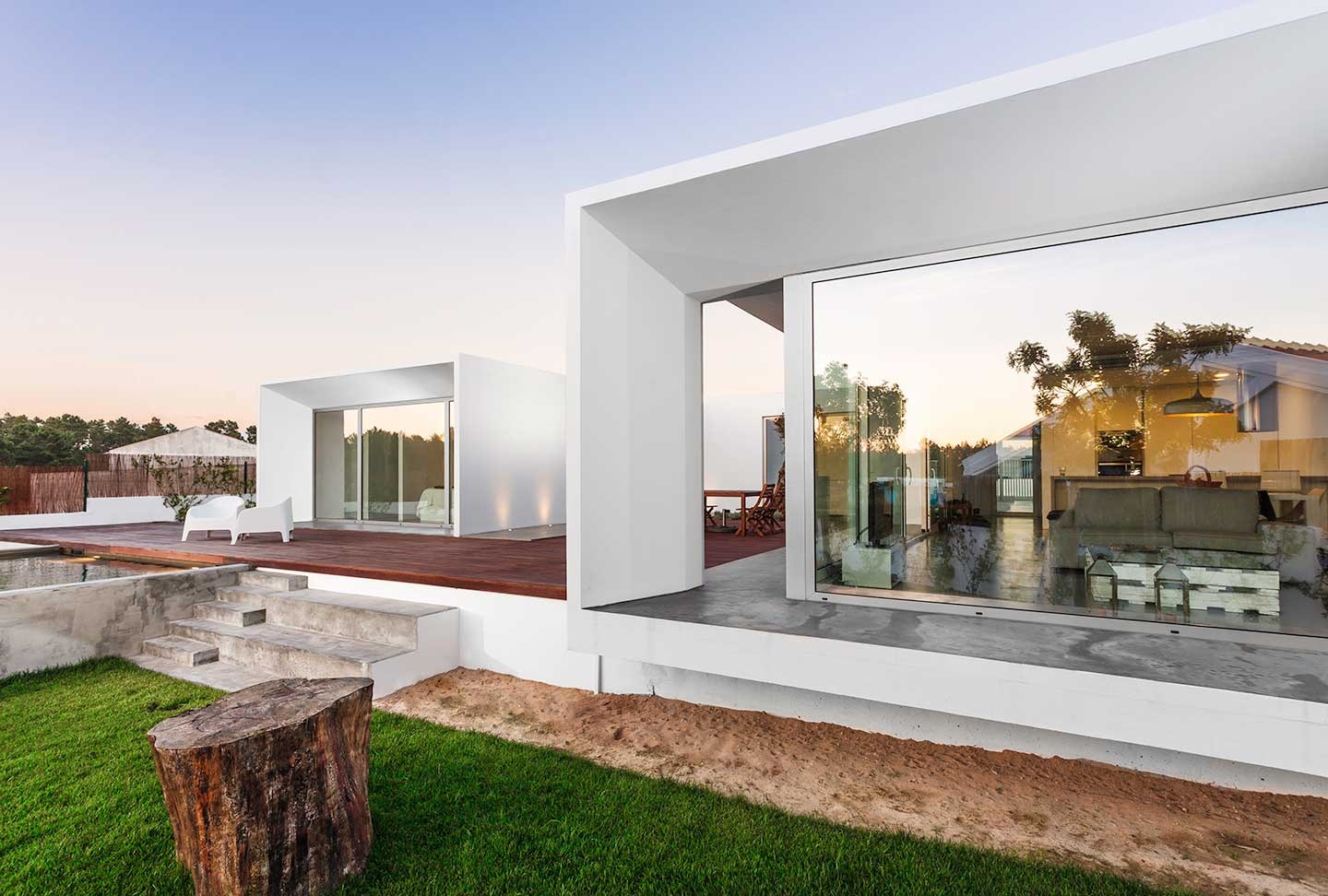 Fachada de casa com piscina